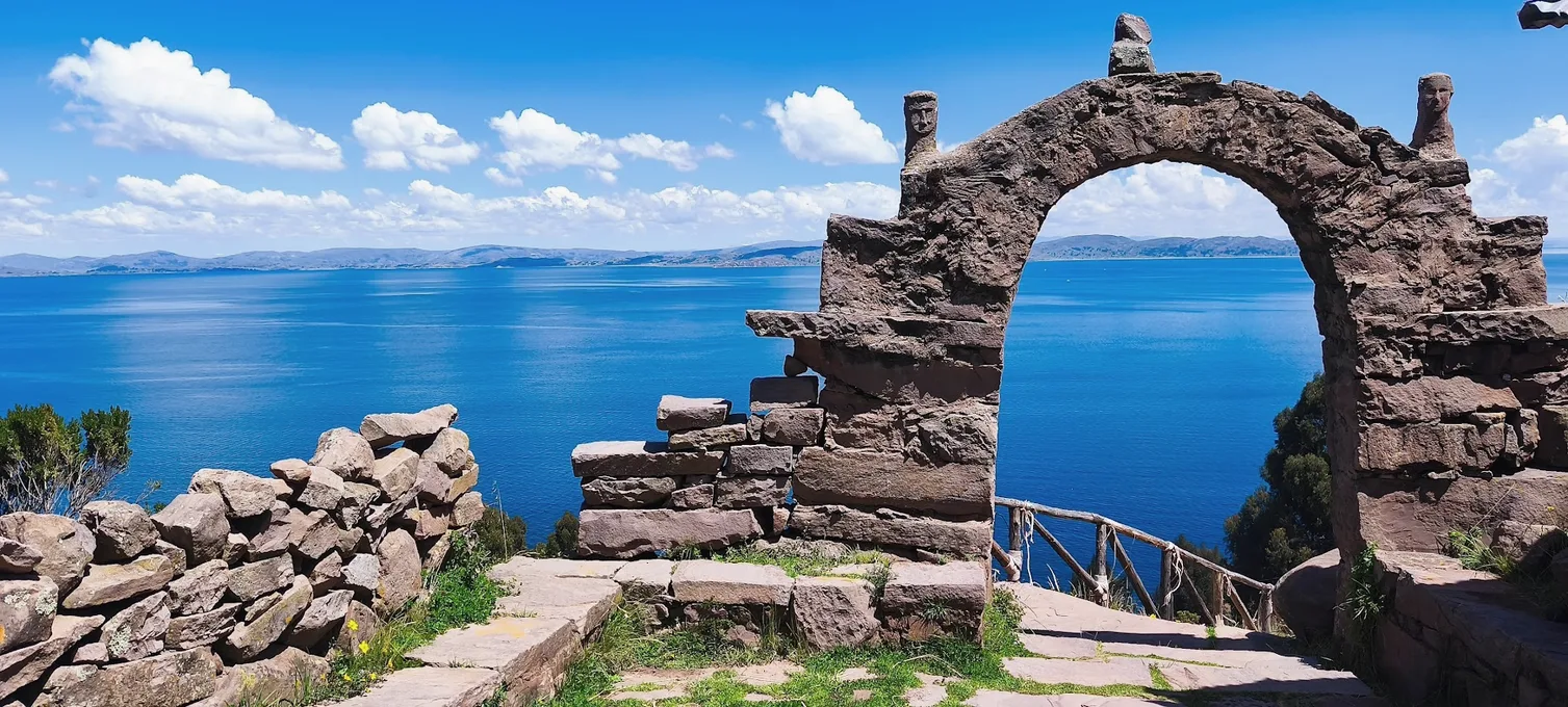 Arco de pedra de Taquile com vista para o lago