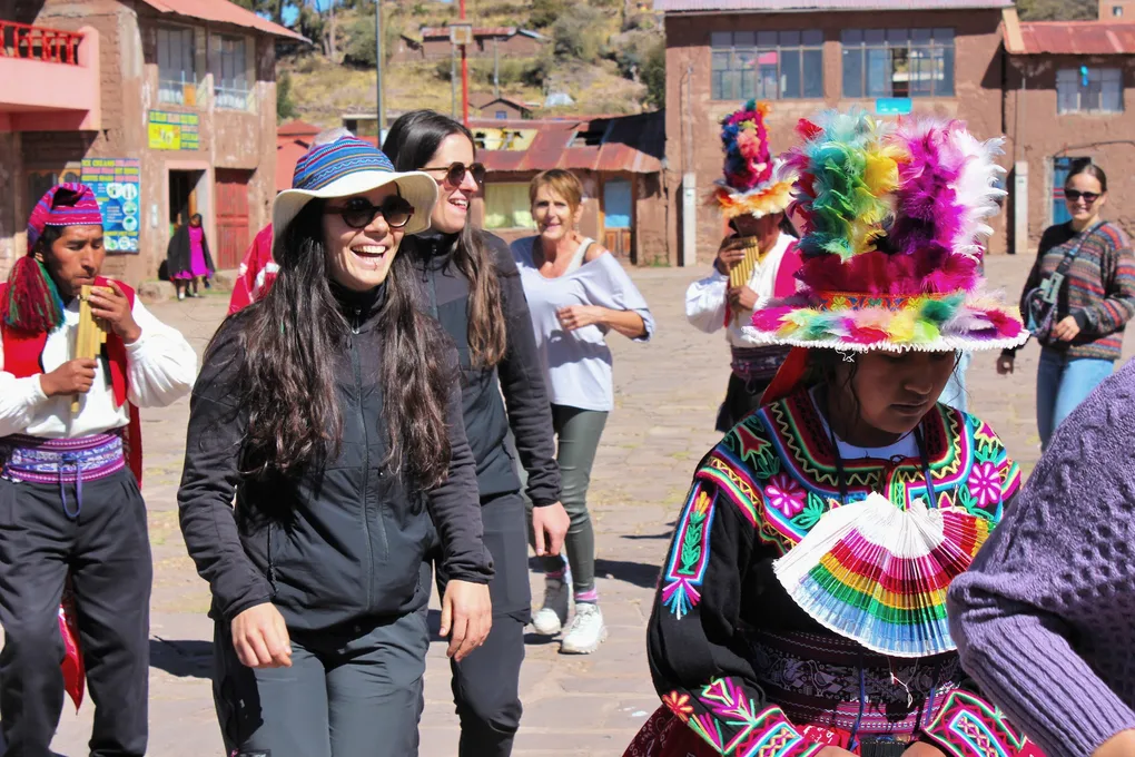 Viajantes dançando com moradores de Taquile