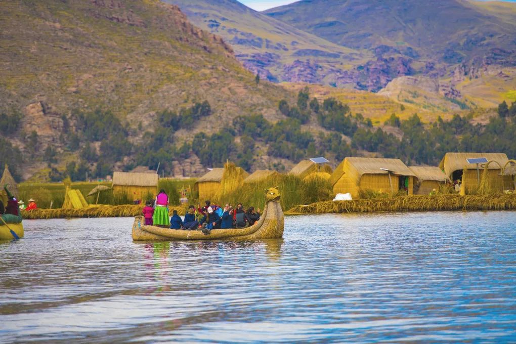 Casas na margem do Lago Titicaca