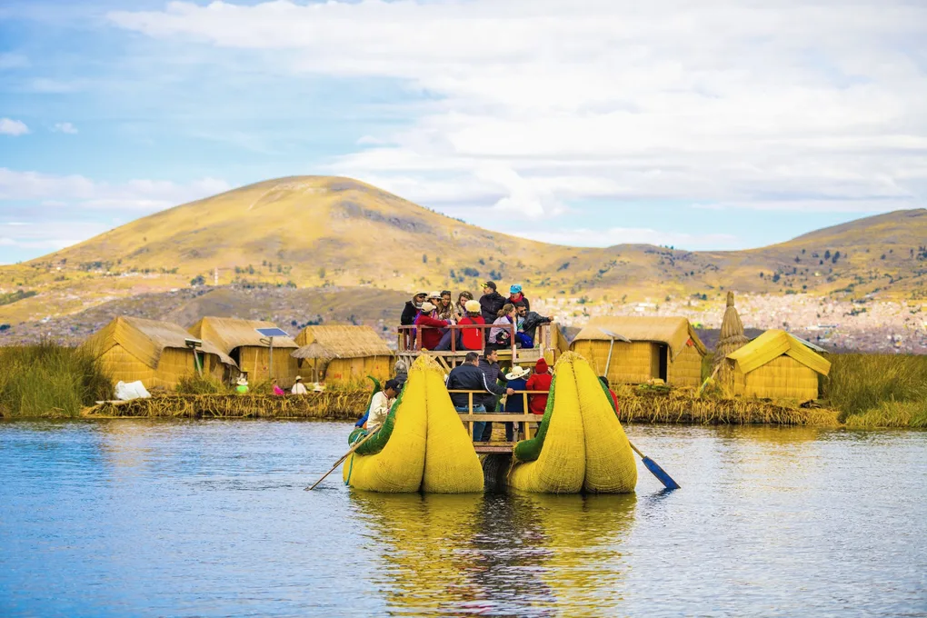 Balsa de totora nas ilhas dos Uros
