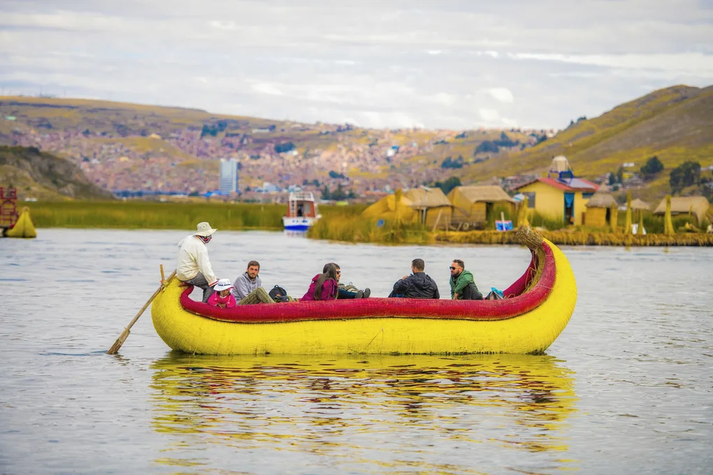 Barco de totora navegando