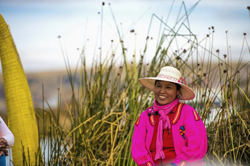 Moradora dos Uros entre os juncos